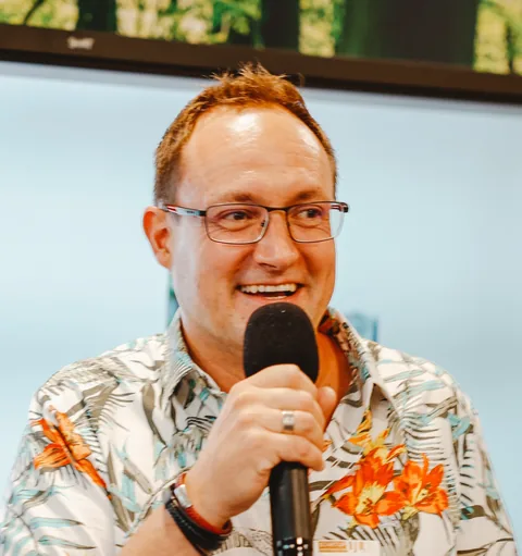 Sebastian Almer mit Mikrofon im Gespräch